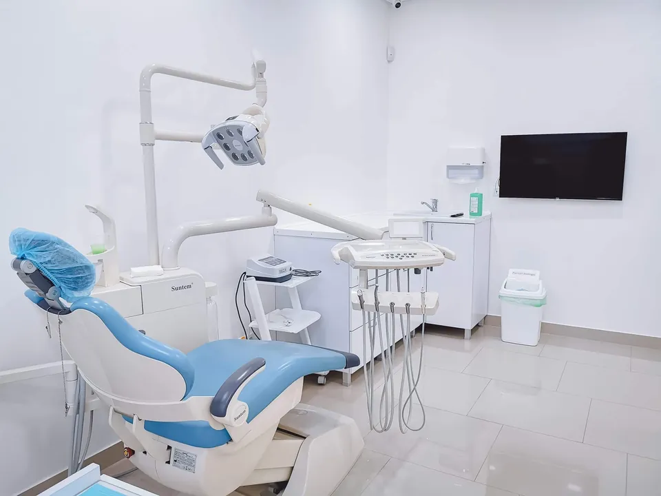 Cabinet stomatologic AllDent cu unit dentar modern și echipamente de ultimă generație