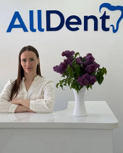 Recepția clinicii stomatologice AllDent, sub logo-ul de pe perete
