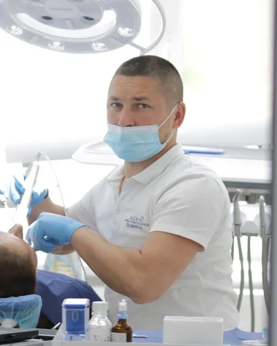 Medic stomatolog AllDent în timpul unui tratament