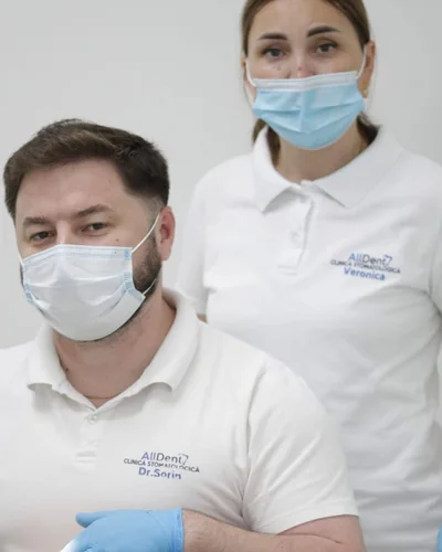 Medic și asistentă din echipa AllDent, în cabinet