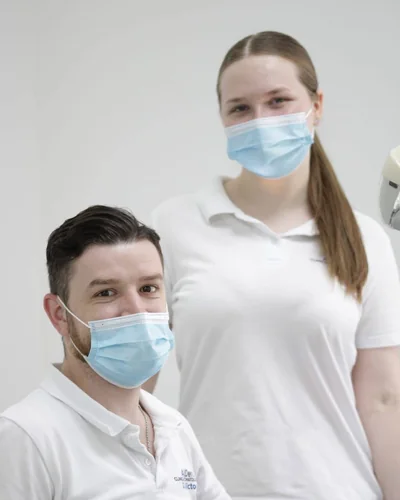 Medic și asistentă AllDent lângă unitul dentar