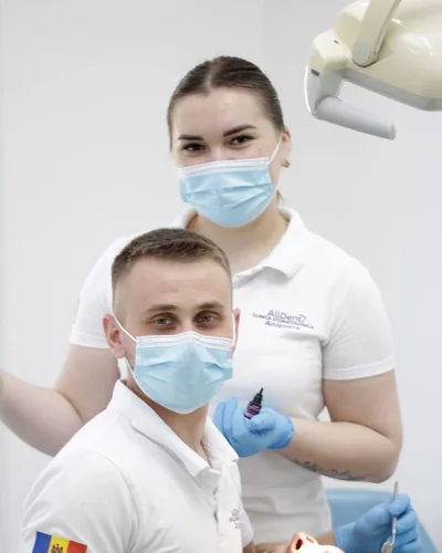 Echipă medicală AllDent în timpul unei proceduri