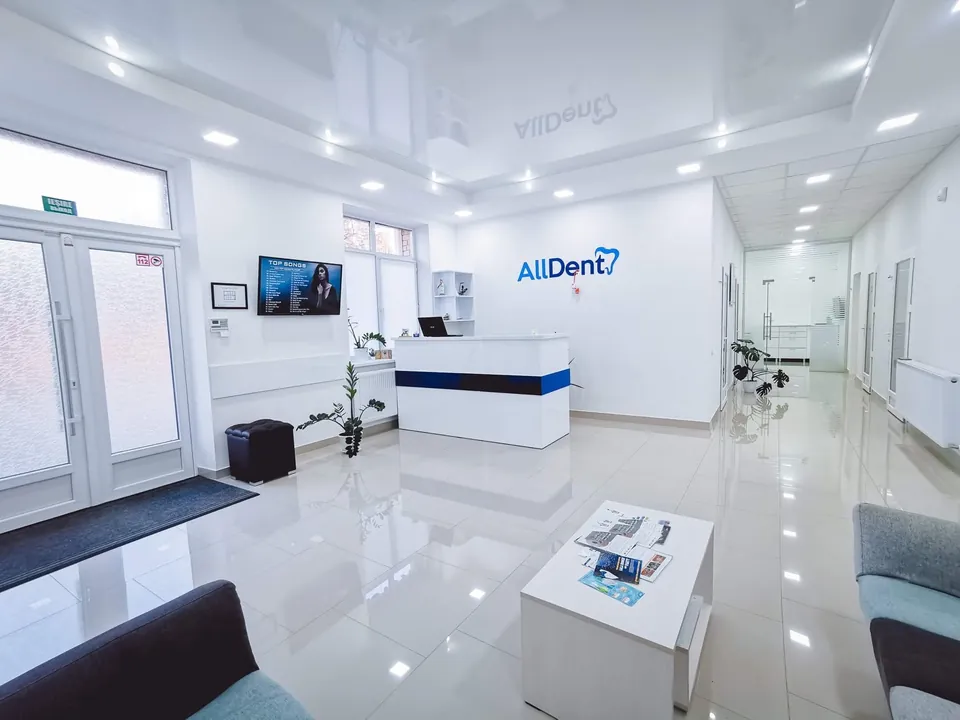 Recepția clinicii stomatologice AllDent din Cantemir, cu logo pe perete și hol luminos